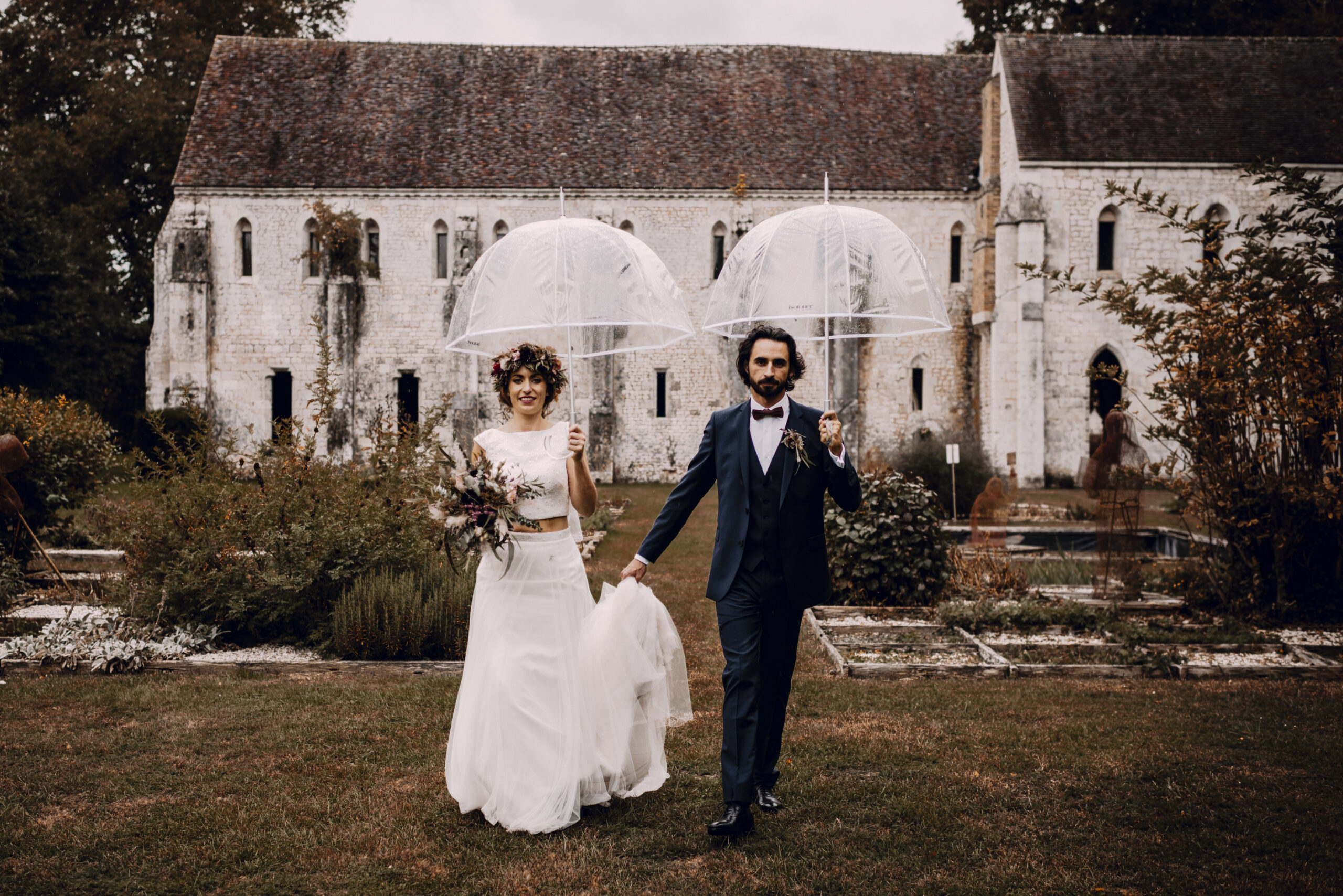 mariage-sous-la-pluie-maries