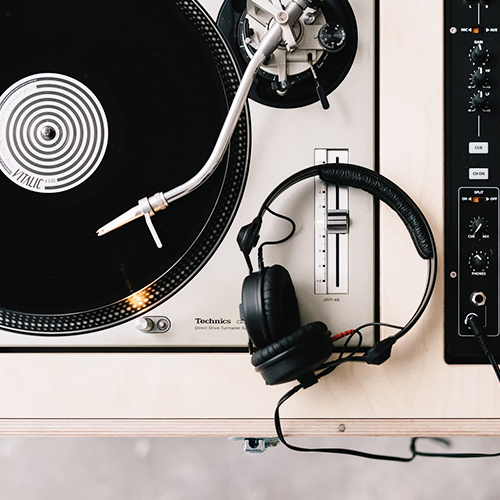 DJ