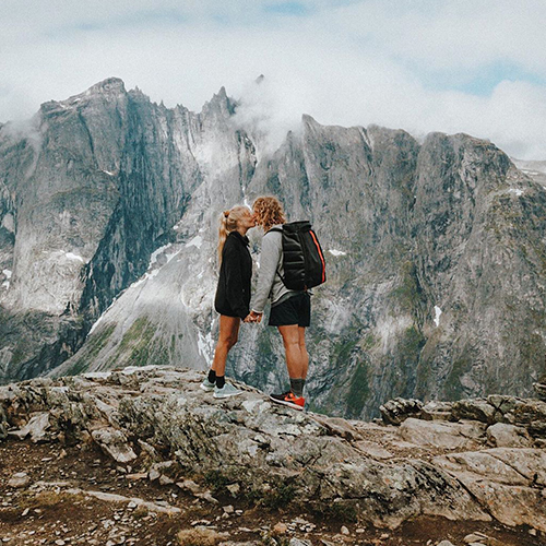 couple-s-embrassant-en-pleine-montagne