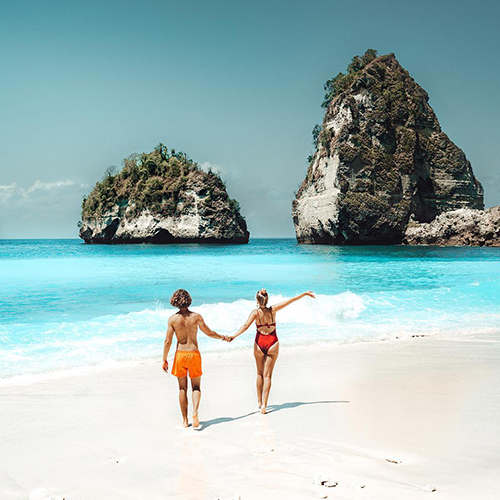 couple-sur-une-plage-paradisiaque