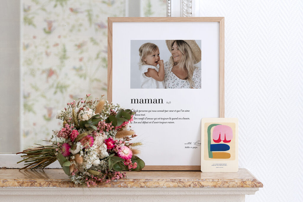 Set fête des Mères en édition limitée : affiche personnalisée, carte postale illustrée et bouquet de fleurs séchées.