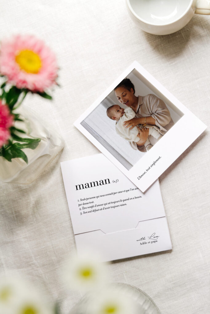 Polaroïds personnalisables : l'un avec une photographie de maman portant bébé et l'autre avec un message.