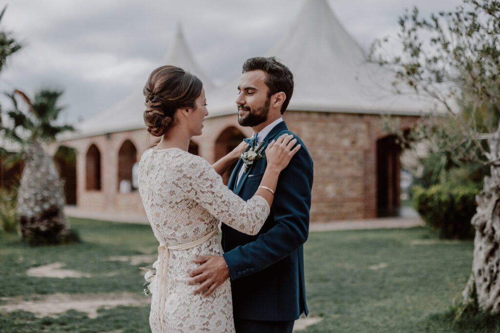 mariage-romantique-et-fleuri-couple-mas-conte