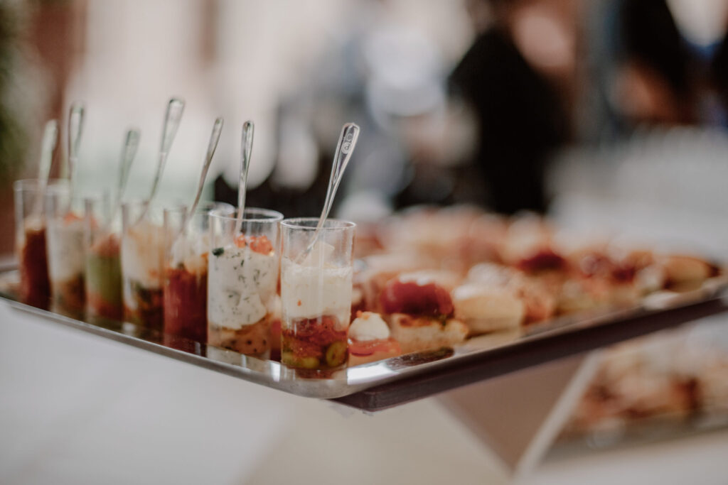 mariage-romantique-et-fleuri-mas-conte-cocktail