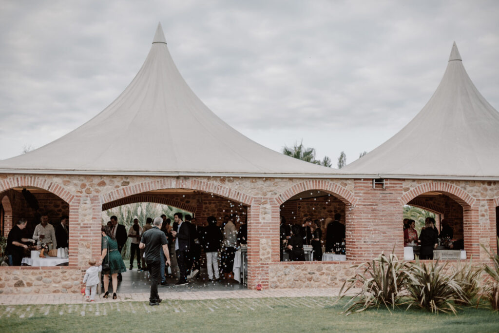 mariage-romantique-et-fleuri-mas-conte-exterieur