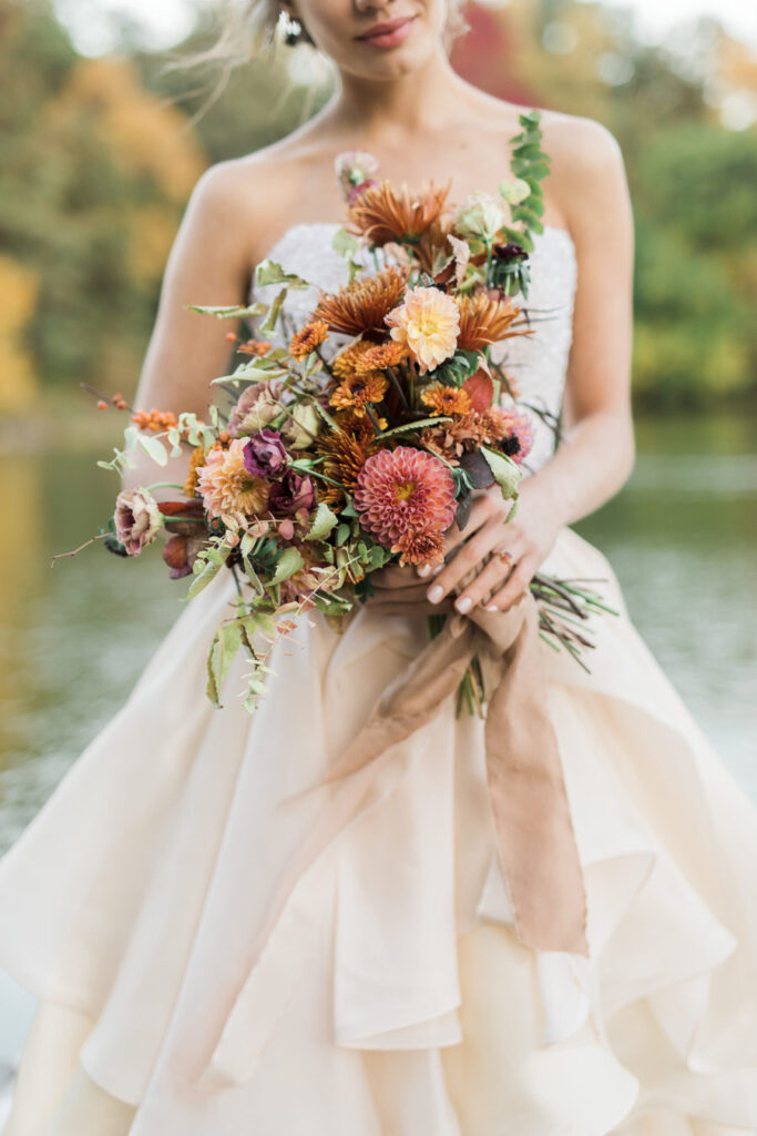 mariee-avec-bouquet-de-fleurs-de-saison