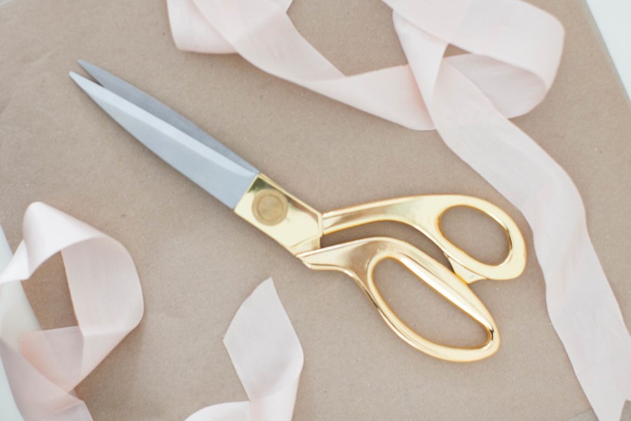 trousseau de survie de la mariée ciseaux