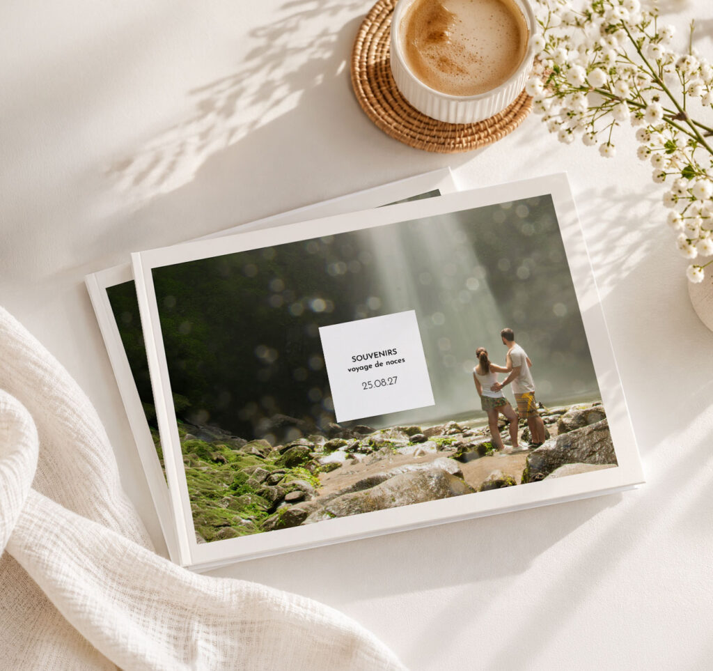 Jeunes mariés qui feuillettent ensemble leur album photo de voyage de noces